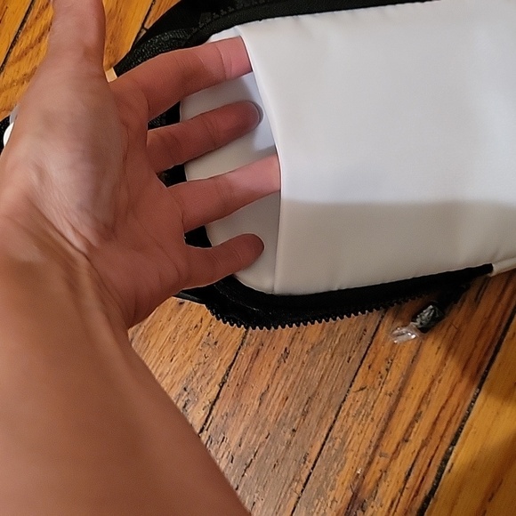 Land's End GoGo brand Chloe Crossbody bag NWT Outdoors Hiking Camping - Picture 4 of 8